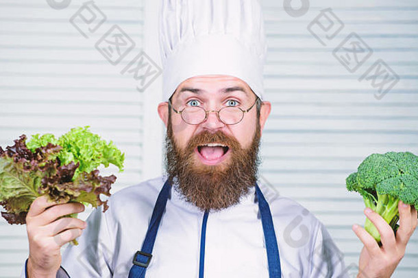 素食主义者有胡子的成熟厨师。节食和有机食品，维生素。留胡子的男人在厨房做饭，烹饪。厨师戴着帽子。秘方。健康食品烹饪。快餐