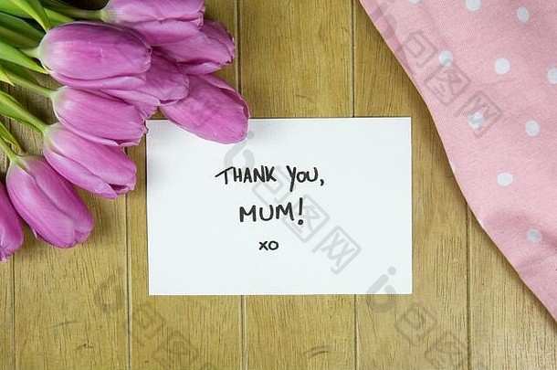 母亲节母亲节英国-英格兰早餐托盘，带妈妈感谢信和粉色郁金香