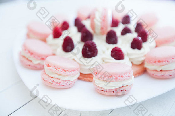 树莓蛋糕马卡龙美味的水果手工制作的甜点