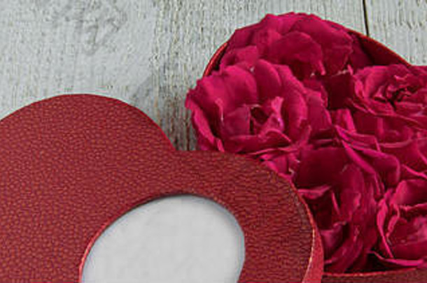 木桌上的心形盒礼物顶视图，带有母亲节的新鲜红玫瑰，文本空间