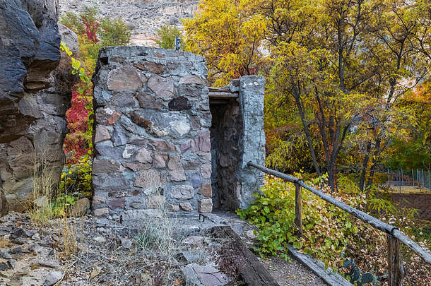 卡利安，作为大萧条时期克肖·瑞安州立公园开发项目的一部分，由平民保护团建造的石制卫生间