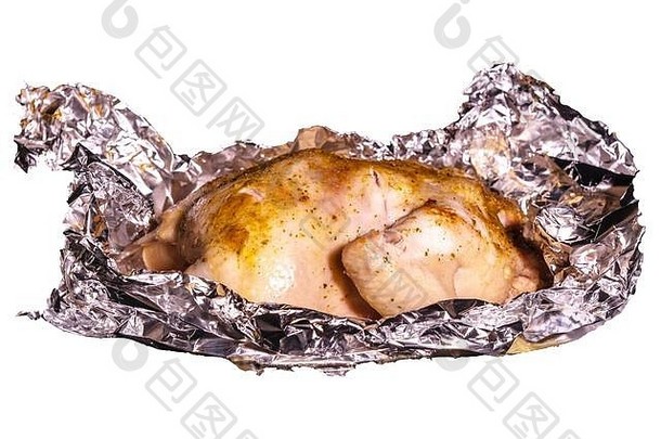 美味的烤鸡，铺在锡纸上，上面涂着白色