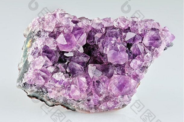 <strong>水晶石</strong>宏观矿物表面，白色背景上紫色粗糙紫<strong>水晶石</strong>英晶体