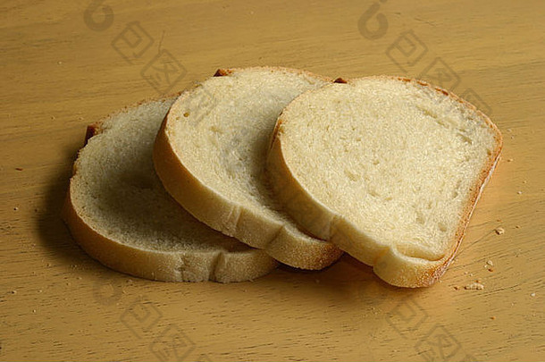 木头桌子上的面包