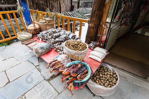 中国之旅——三江侗族自治县城阳村当地市场春季美食