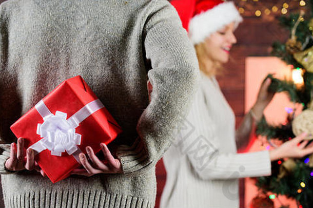 真诚的情感。相爱的情侣戴着圣诞帽。是时候买礼物了。新年快乐。家庭假日。男人和女人分享礼物。一起庆祝圣诞节。冬季。和你心爱的人度过一个温馨的夜晚。