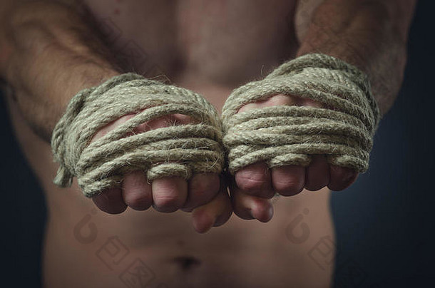 将泰国拳击手放在前景中，用传统的麻绳包裹比赛或训练