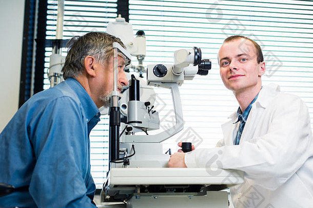 验光概念——由眼科医生检查眼睛的老年人（彩像；浅DOF）
