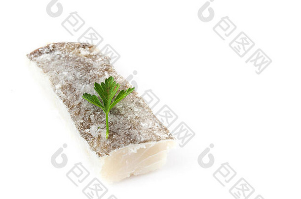 在白色背景上分离的盐渍干鳕鱼。典型的复活节食物