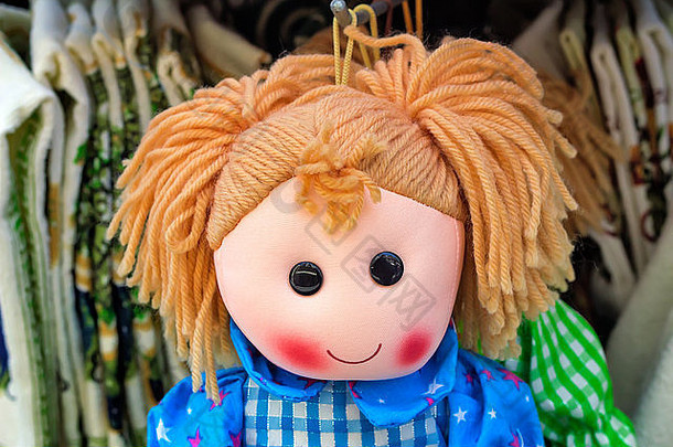 店面上摆着漂亮的玩具：最初设计的这种材料的娃娃，以及许多其他有趣的纪念品