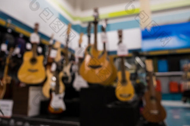 模糊音乐商店中的抽象背景吉他