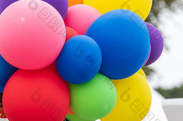 气球<strong>红黄绿</strong>紫粉色和蓝色