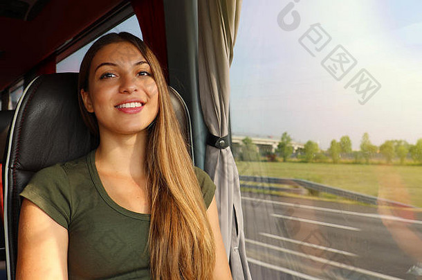 微笑的女孩<strong>坐</strong>在<strong>公交</strong>车上，看着窗外的路