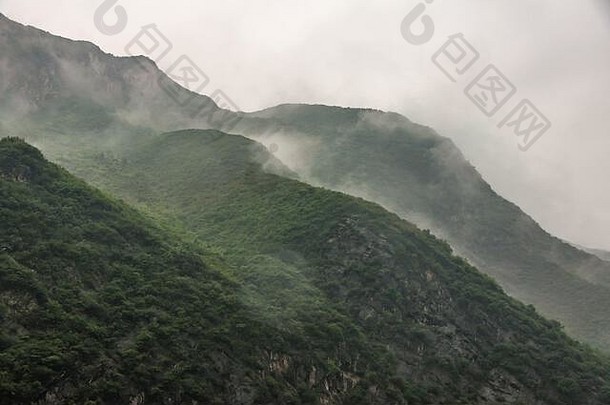 西中国、喉咙长江河景观灰色的Cloudscape下降波山坡上绿色覆盖山