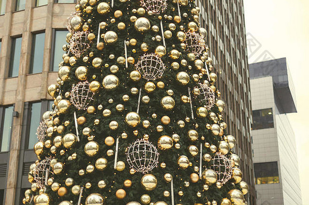 背景商业<strong>中心</strong>的圣诞树