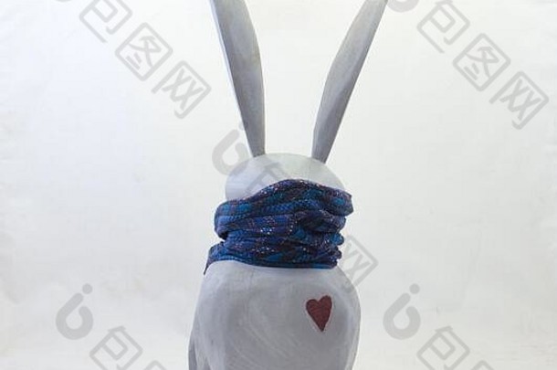 一只戴着口罩的木兔被隔离在清晰的背景图像上，并留有空间