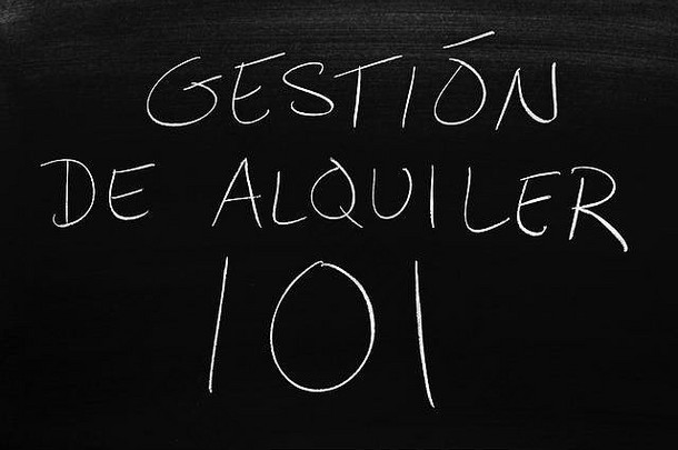 黑板上用粉笔写着“Gestión De Alquiler 101”