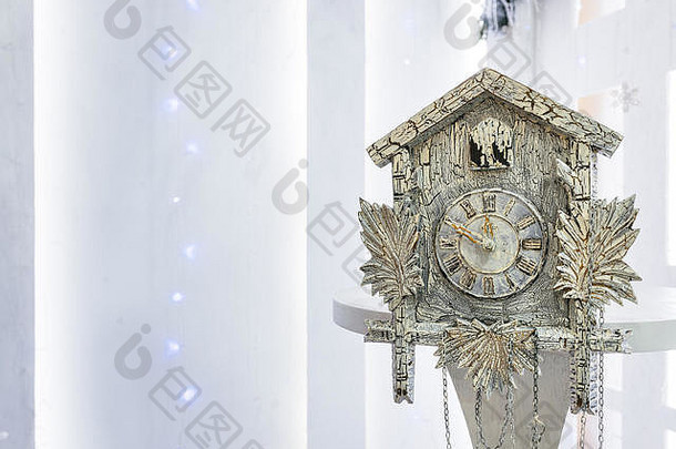 老布谷鸟钟在新年前显示圣诞节前的剩余时间。时间23.50（11.50）