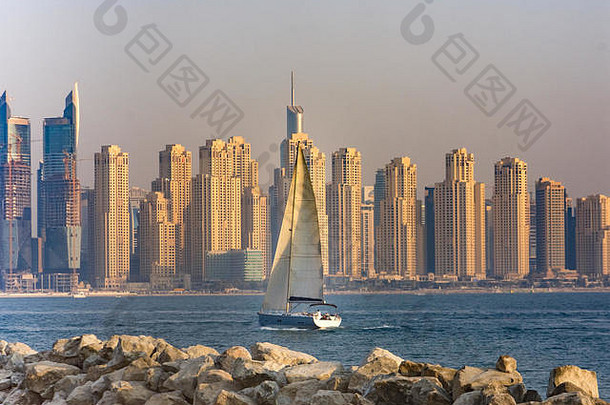 从阿拉伯联合酋长国迪拜棕榈岛俯瞰迪拜滨海区天际线