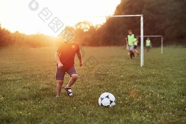 守门员男孩戏剧足球阳光明媚的温暖的一天分数目标