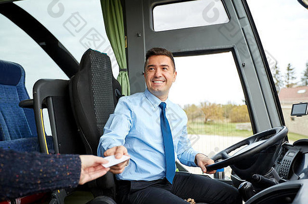 公共汽车司机从乘客手中拿走车票或卡