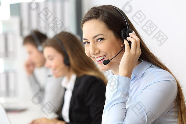 一个快乐的电话销售员在呼叫中心看着你的画像