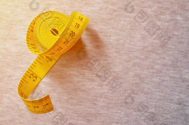 测量磁带黄色的颜色数值指标形式厘米英寸谎言灰色的针织织物背景概念