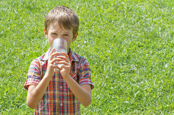 孩子夏天在户外喝水