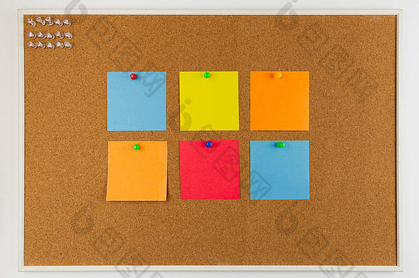 彩色纸钉在软木板上作为提醒。