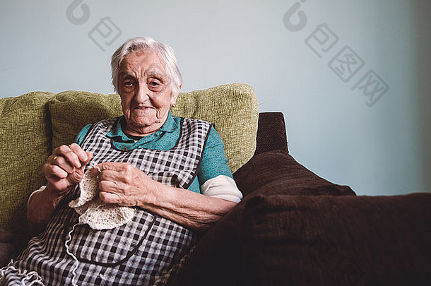 在家<strong>做针线</strong>活的老妇人。老太太很高兴。