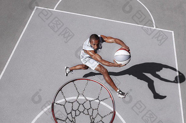 年轻困惑的非洲篮球运动员在户外练习的照片。让非洲男人运动<strong>自如</strong>。运动和运动生活方式的概念。俯视图