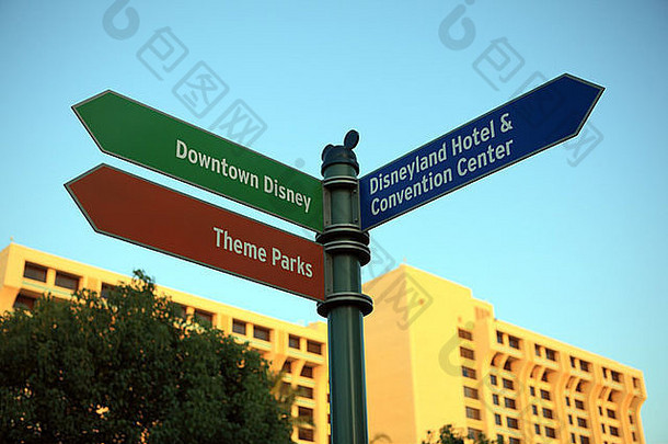 <strong>迪士尼乐园</strong>度假村的方向指示牌。