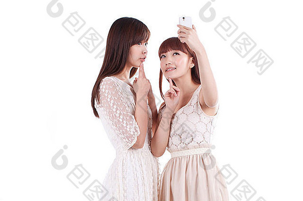 两名年轻女子用手机拍摄自己