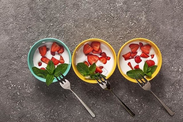 彩色碗草莓甜点，夏季甜点，特写