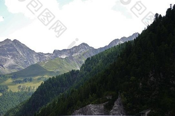 锯齿状的山峰南提洛尔意大利