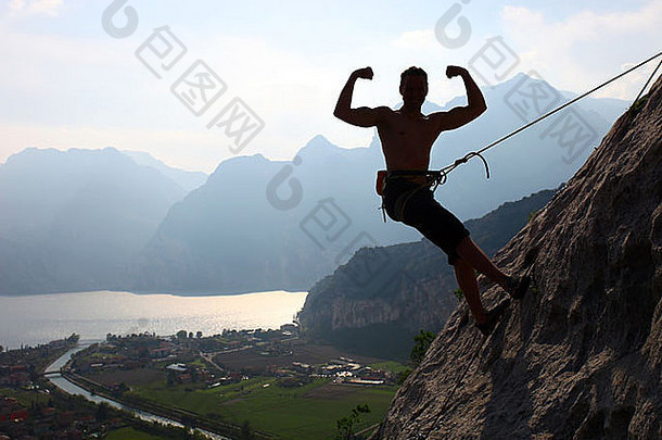 轮廓岩石登山者弯曲肱二头肌风景如画的视图湖加尔达阿科北部意大利