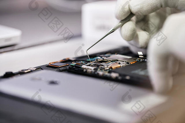 工作显微镜微电子学设备特写镜头手服务工人修复现代智能手机修复服务概念