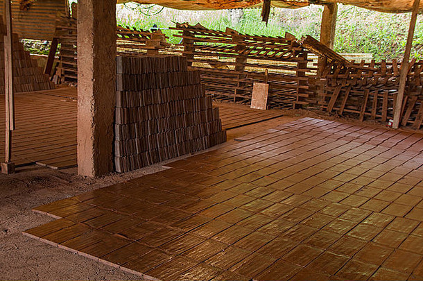 传统泥砖生产厂的一张床视图。