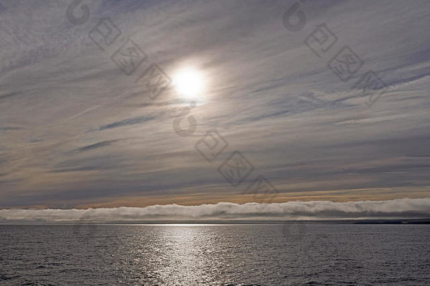 加拿大努纳武特巴芬岛附近海洋上的高低云层