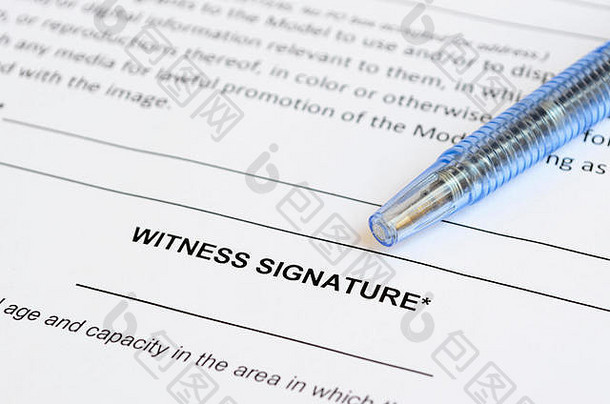 文件上证人签名区域的特写