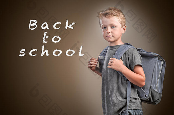 回来学校概念年轻的男孩回来袋孤立的白色