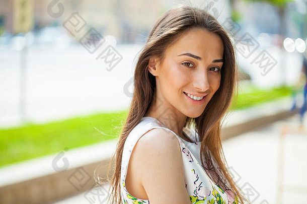 夏日街头户外，皮肤清新干净的年轻美貌黑发女子的特写肖像