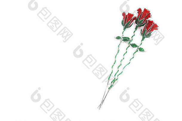 三朵大的红串珠玫瑰