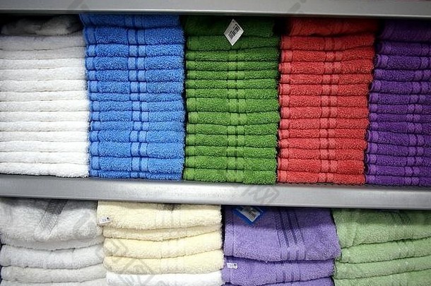 照片色彩斑斓的毛巾堆放架子上