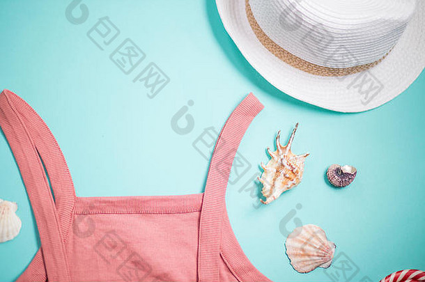 粉色棉质夏季上衣、太阳帽和薄荷色贝壳。女装、商店、商店、夏季、春季系列、时尚、假期、假日
