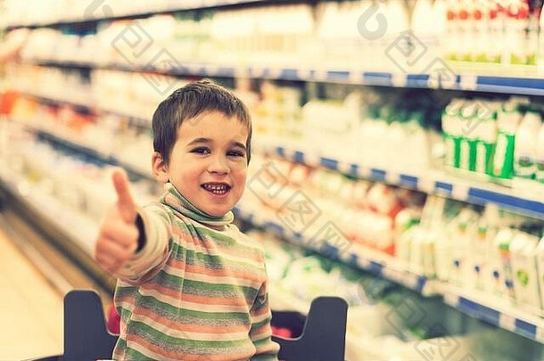 《快乐男孩》在超市的货架上放了4年的牛奶和酸奶。男孩表现出一切都很好。调子