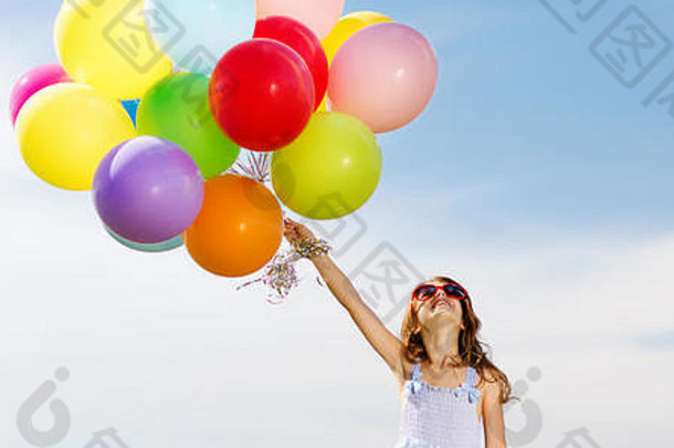 带着彩色气球的快乐女孩