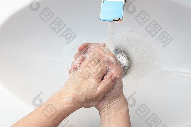 上图特写镜头女人站在浴室里，用流动的水冲洗肥皂洗手。停止<strong>冠</strong>状病毒<strong>新冠肺炎</strong>保持个人健康