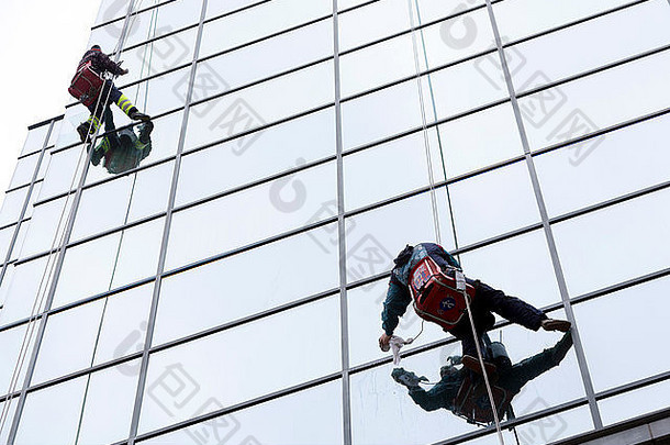 保加利亚索菲亚——2015年4月7日：<strong>环卫工人</strong>正在清洁索菲亚市中心一家酒店的玻璃幕墙。