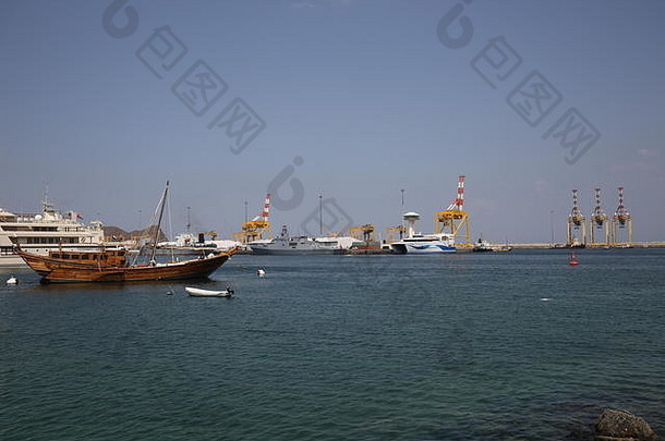 传统的单桅帆船船亚奇特苏丹卡布斯mutrah港口马斯喀特阿曼阿曼